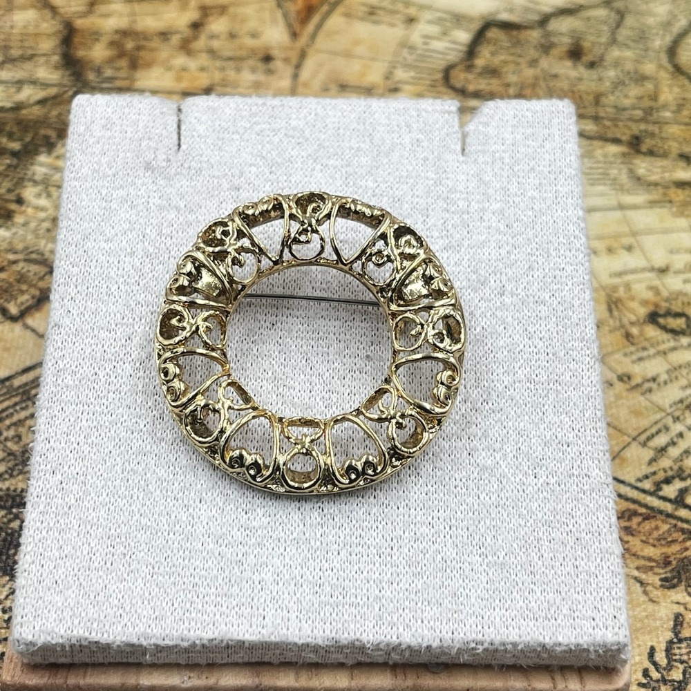 Vintage Vintage-Style Gold Tone Round‎ Wreath Brooch Pin for Women